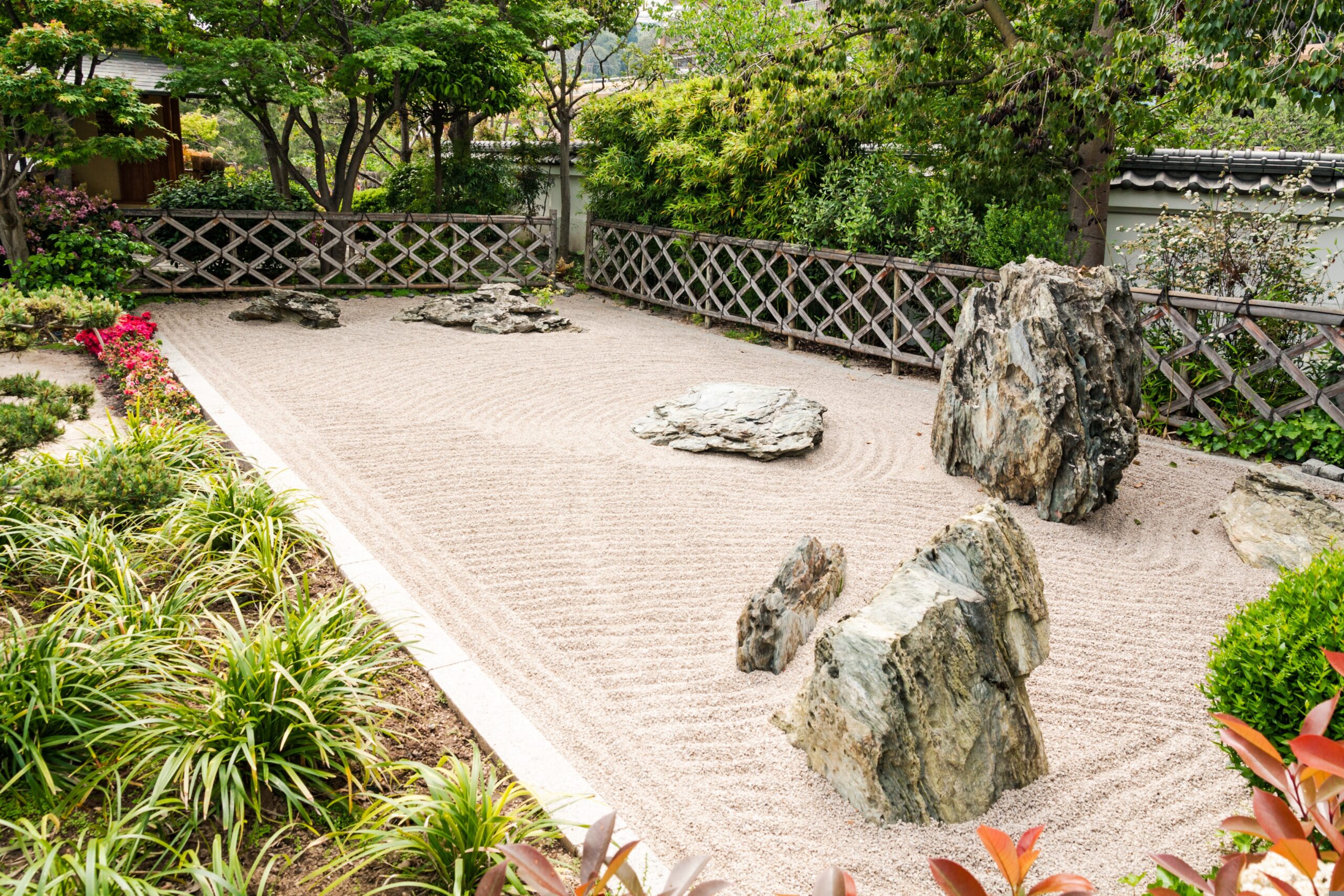 White playground sand and decorative gravel offer a minimalist yet powerful way to reimagine outdoor spaces beyond traditional landscaping. These materials are utilized for much more than just play areas or driveways. When combined with intent, they become design elements that shape how a garden feels, how it’s used, and how it evolves with the seasons.
